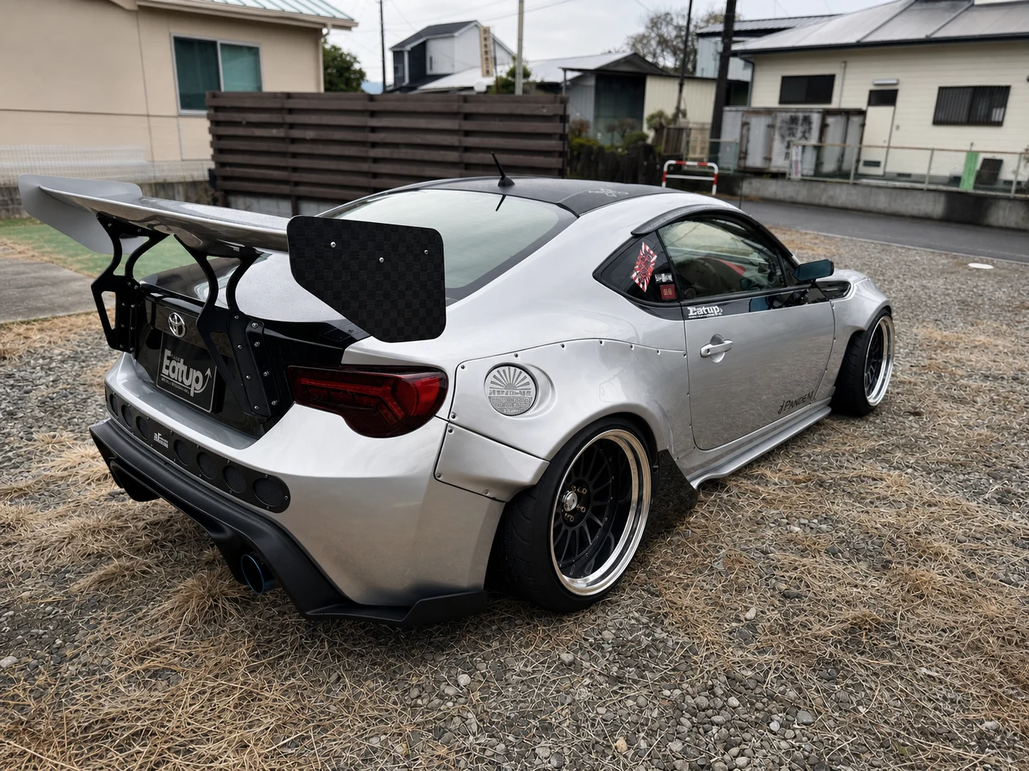 大型リアウイングとワイドボディを装着したH様のGT86