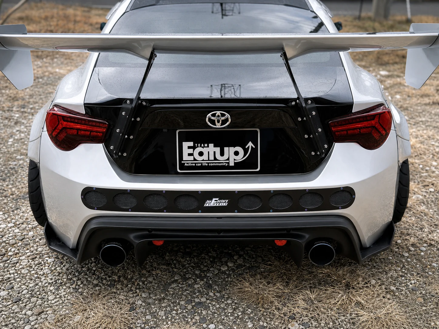 ロッソモデロ製マフラーを装着したGT86のリアビュー