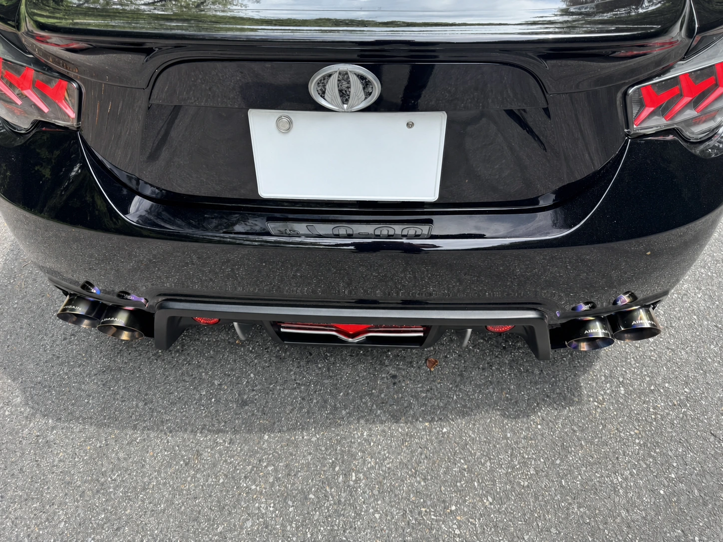 ナンバーを白く処理したGT86のAIMGAIN製4本出しループマフラー