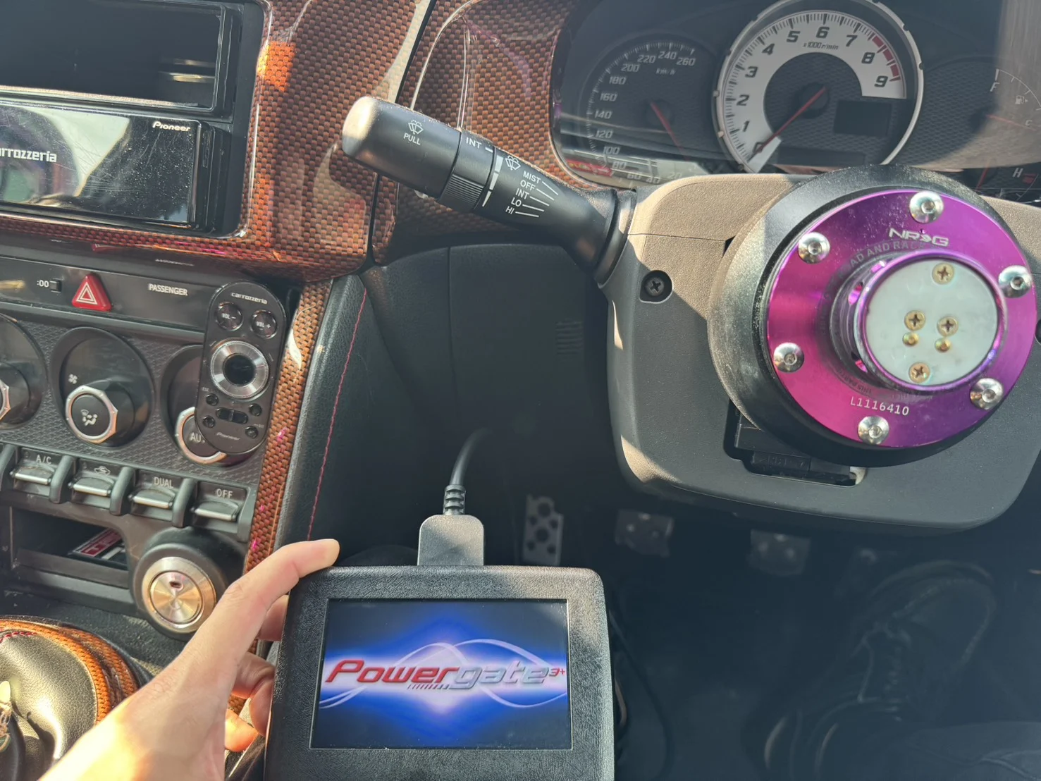 GT86の運転席でPowerGate3を接続してECUデータを読み書きする様子