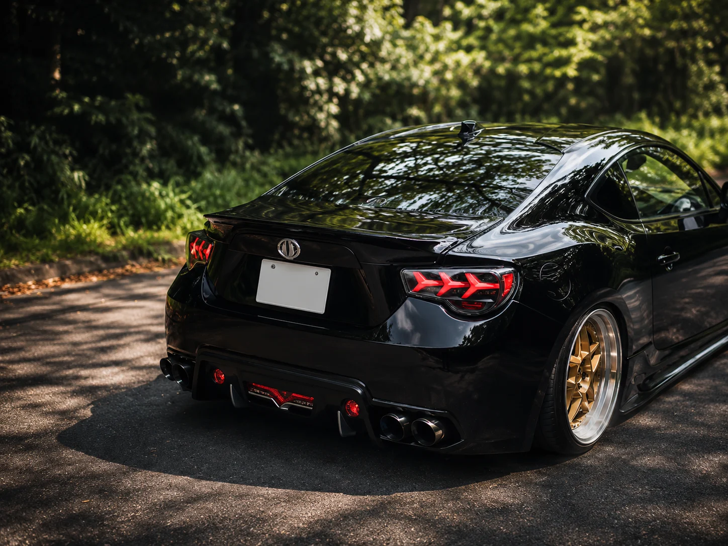 AIMGAINループマフラーを装着した黒いGT86のリアビュー